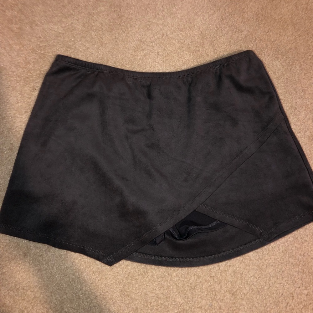 Adorable grey suede skirt!